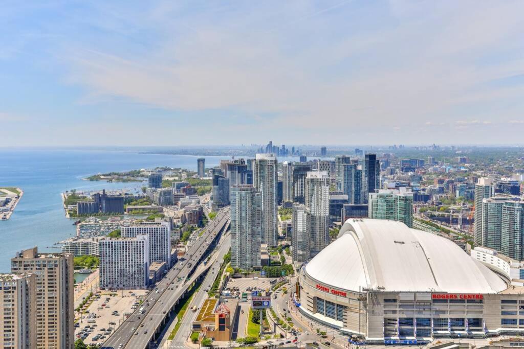 Two Bd Cn Tower And Lake Ontario View Toronto Esterno foto