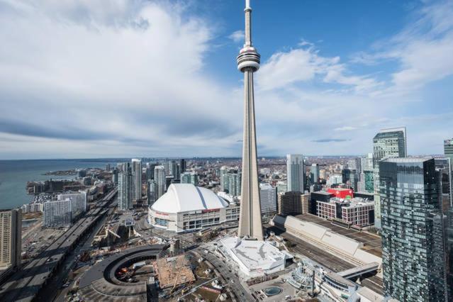 Two Bd Cn Tower And Lake Ontario View Toronto Esterno foto