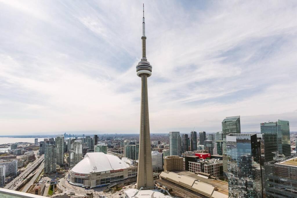 Two Bd Cn Tower And Lake Ontario View Toronto Esterno foto