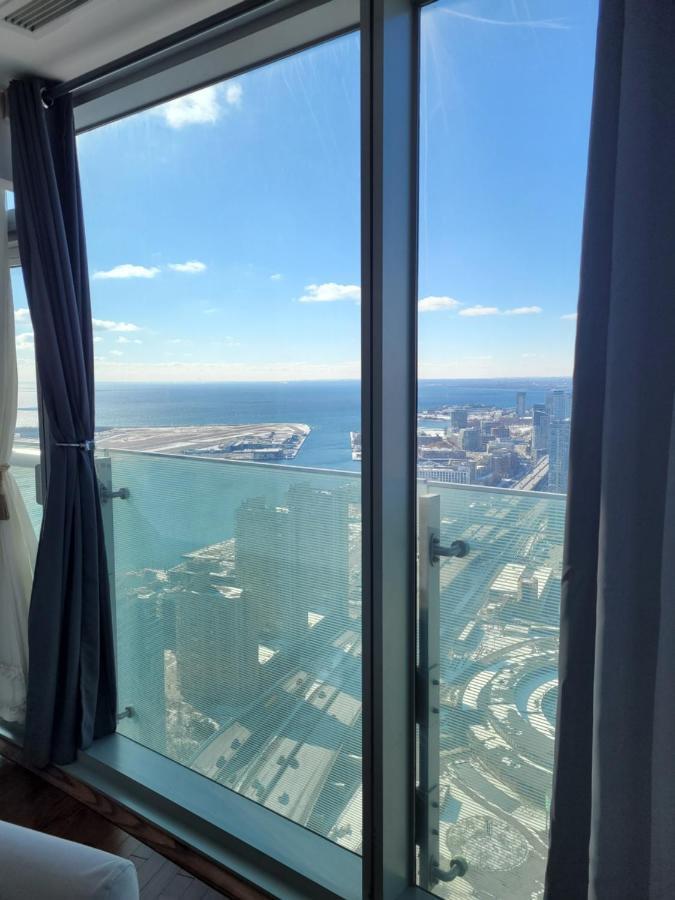 Two Bd Cn Tower And Lake Ontario View Toronto Esterno foto