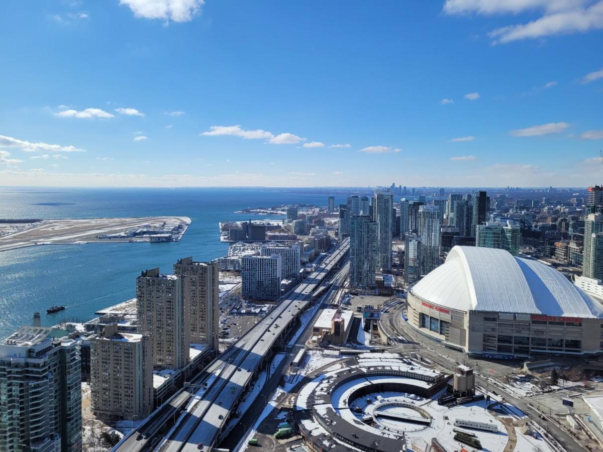 Two Bd Cn Tower And Lake Ontario View Toronto Esterno foto