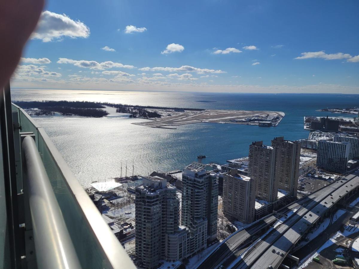 Two Bd Cn Tower And Lake Ontario View Toronto Esterno foto